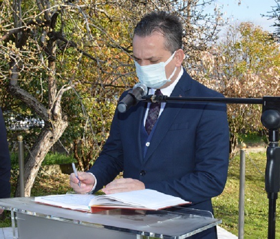 ‘Kaymakam Akkaya Şehitlik defterini imzaladı’