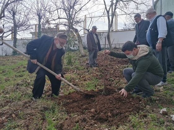 Huzurevi sakinleri Fidan dikti