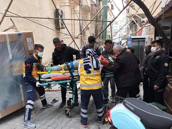 İskele çöktü 2 işçi yaralandı